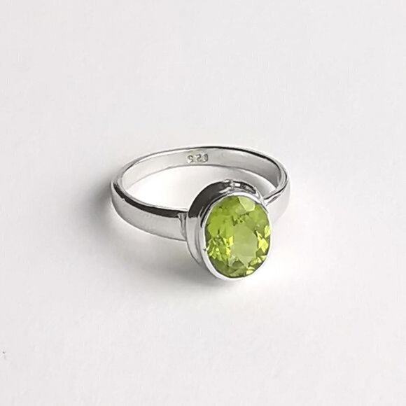 New Apple Green Peridot Ring in Sterling Silver size 6 - Picture 9 of 9